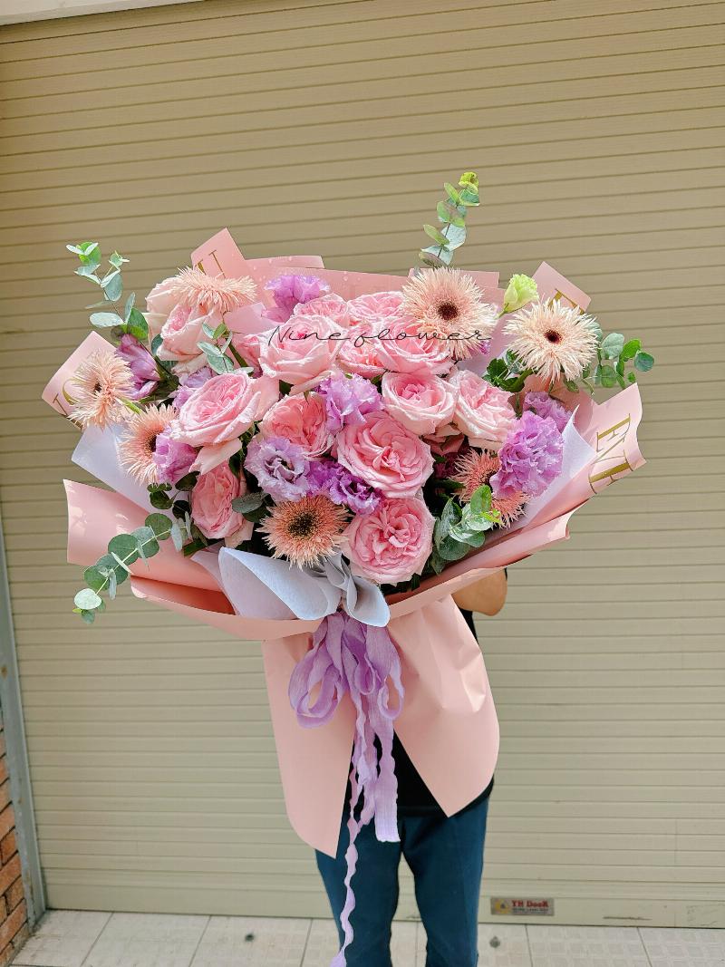 Vẻ đẹp sang trọng và ý nghĩa lãng mạn của hoa tulip tím trong bó hoa tươi